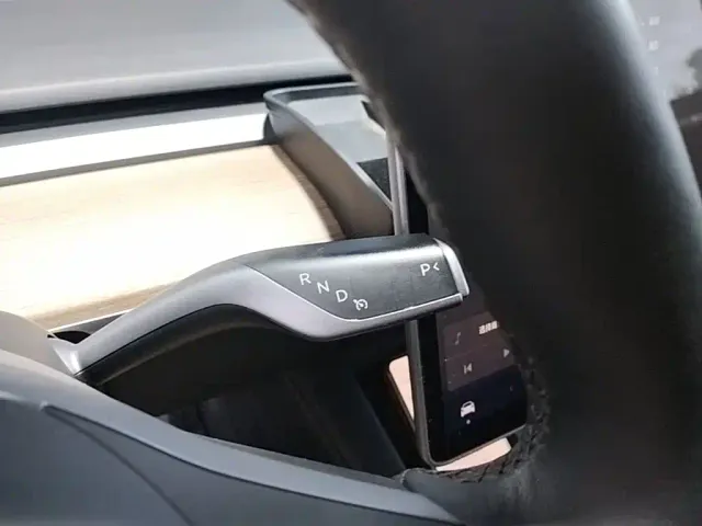 Tesla Model 3 — Фото автомобиля 9