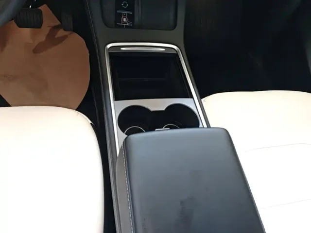Tesla Model Y — Фото автомобиля 13