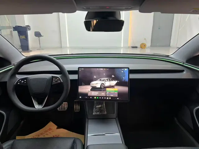 Tesla Model 3 — Фото автомобиля 5