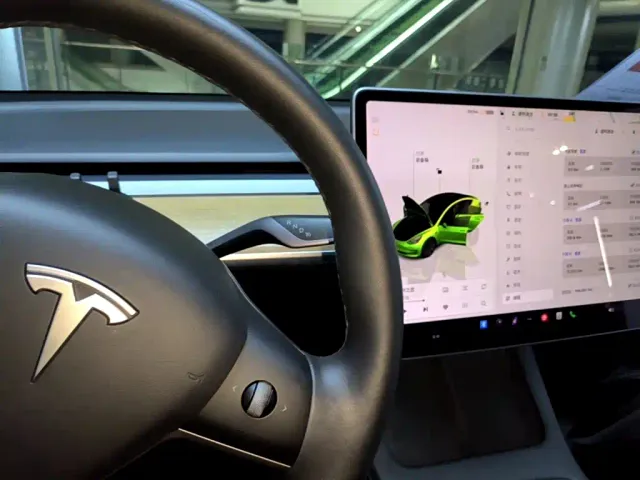 Tesla Model 3 — Фото автомобиля 13