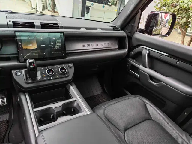 Land Rover Defender — Фото автомобиля 7