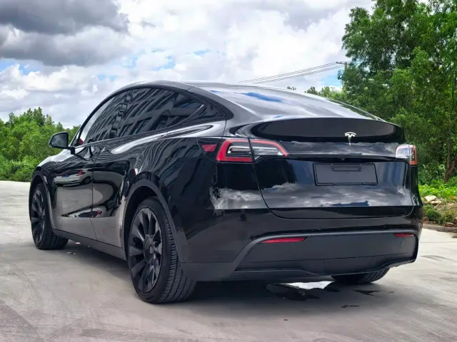 Tesla Model Y — Фото автомобиля 9