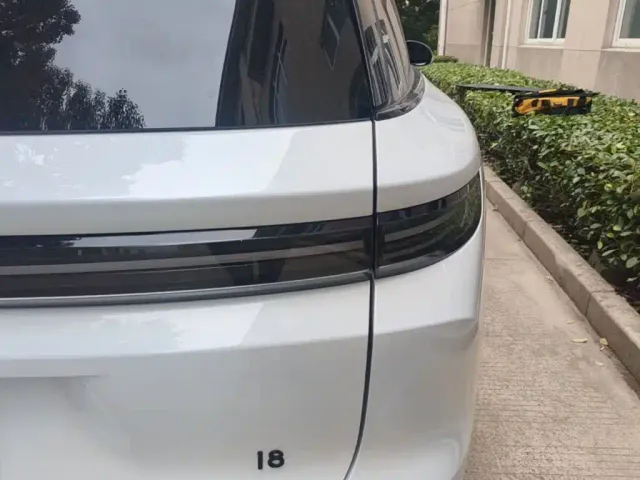 Li Auto i8 — Фото автомобиля 7