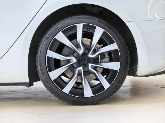 Tesla Model 3 — Фото автомобиля 7