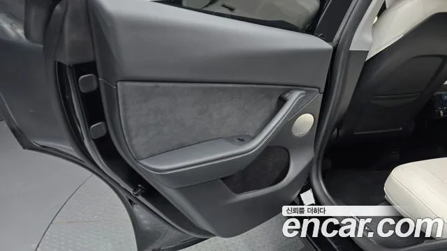 Tesla Model Y — Фото автомобиля 8