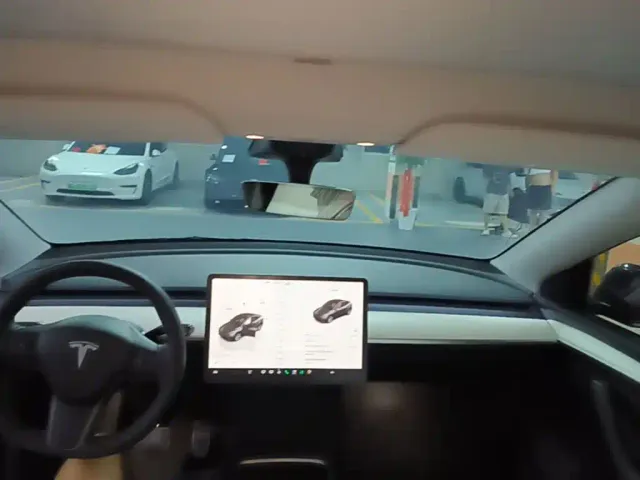 Tesla Model Y — Фото автомобиля 17