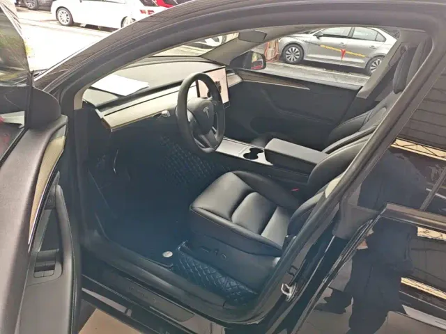 Tesla Model Y — Фото автомобиля 15