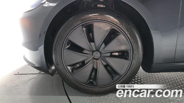 Tesla Model 3 — Фото автомобиля 4