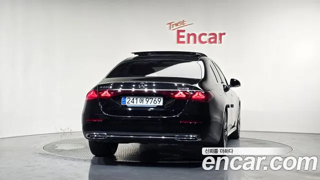 Mercedes-Benz E-Class — Фото автомобиля 4