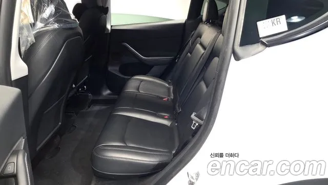Tesla Model Y — Фото автомобиля 17