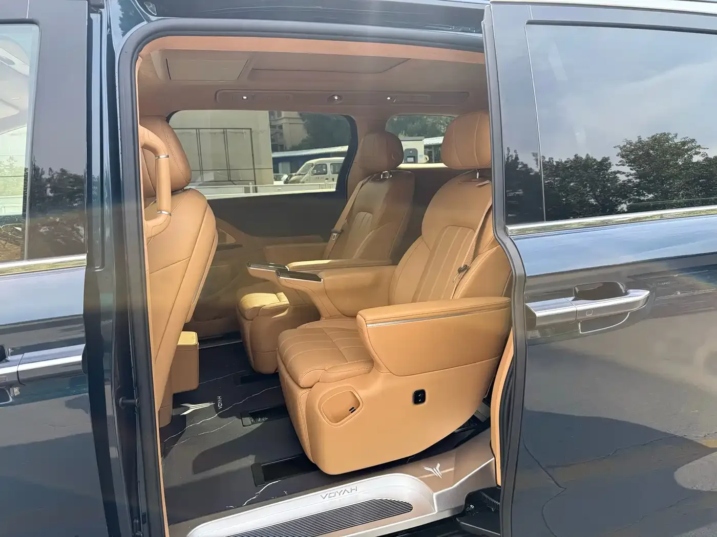 Voyah Auto Voyah Dreamer 2025 Model PHEV 4WD Premium QianKun Edition — Фото автомобиля 9