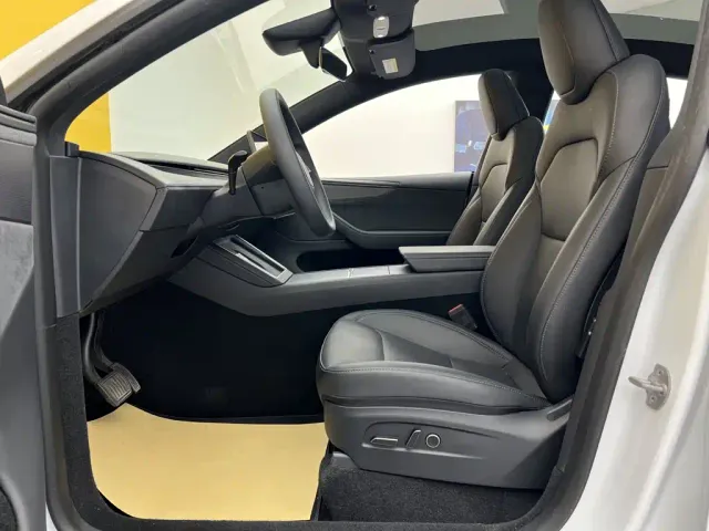 Tesla Model Y — Фото автомобиля 19