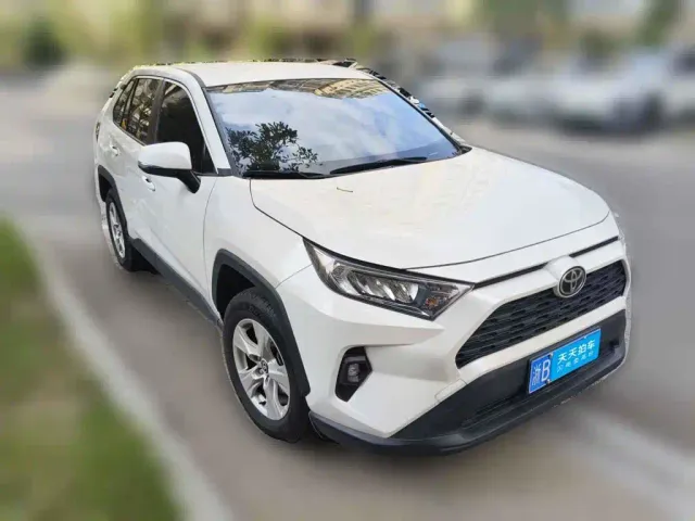 Toyota RAV4 — Фото автомобиля 3