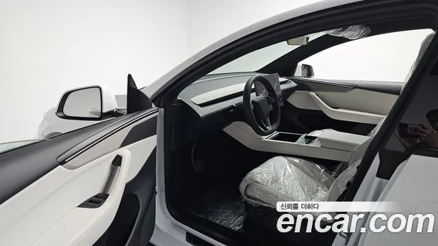 Tesla Model Y — Фото автомобиля 9