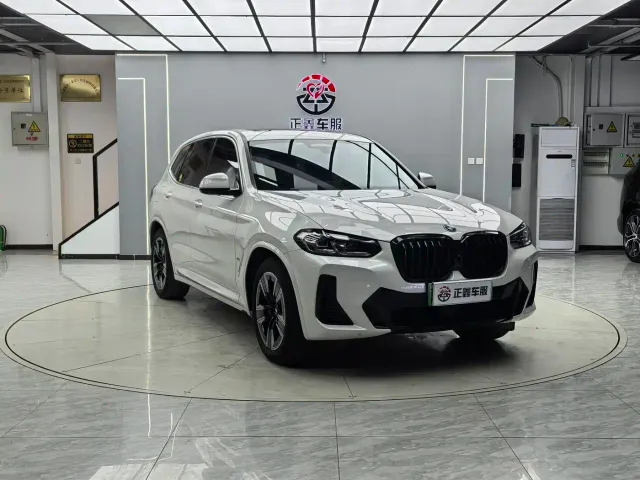 BMW iX3 — Фото автомобиля 3