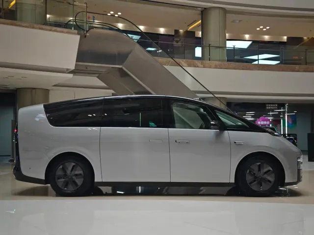 Li Auto MEGA — Фото автомобиля 5