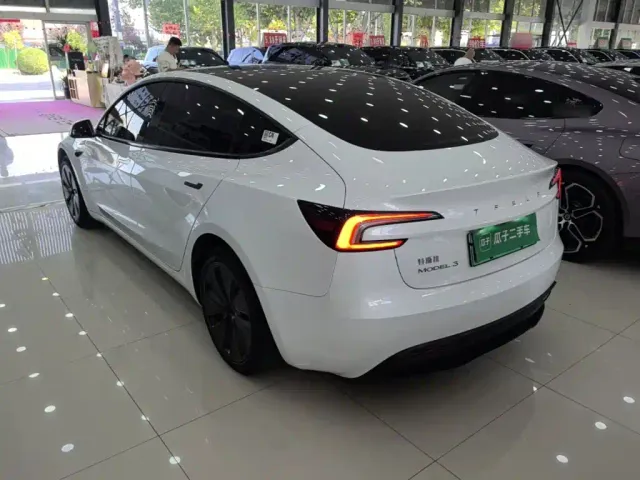 Tesla Model 3 — Фото автомобиля 4