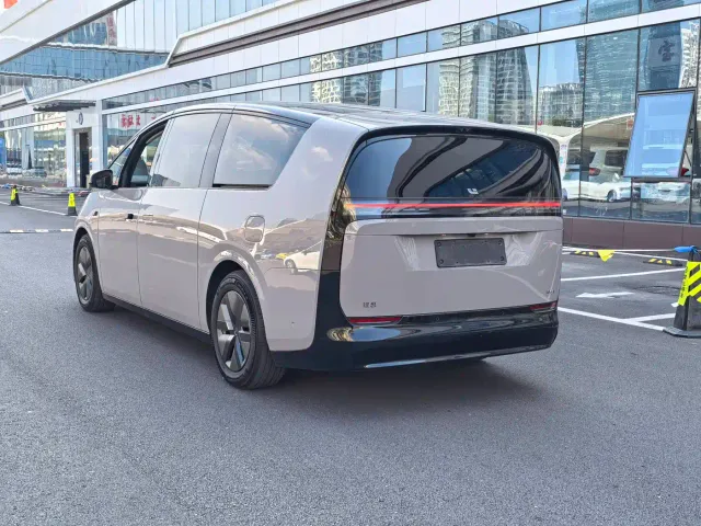 Li Auto MEGA — Фото автомобиля 4