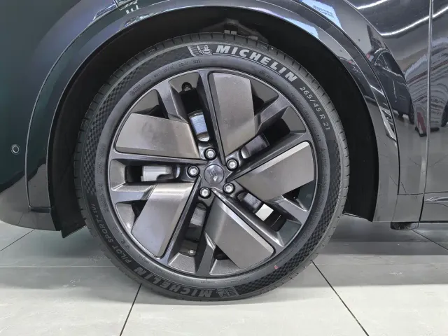 Li Auto L9 — Фото автомобиля 17