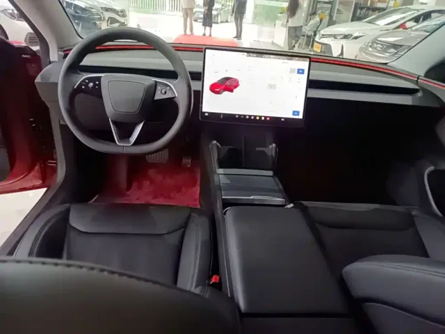 Tesla Model 3 — Фото автомобиля 9