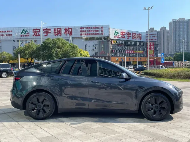 Tesla Model Y — Фото автомобиля 5