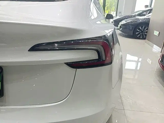 Tesla Model 3 — Фото автомобиля 7