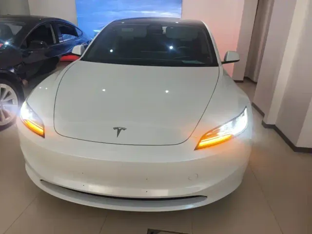 Tesla Model 3 — Фото автомобиля 2