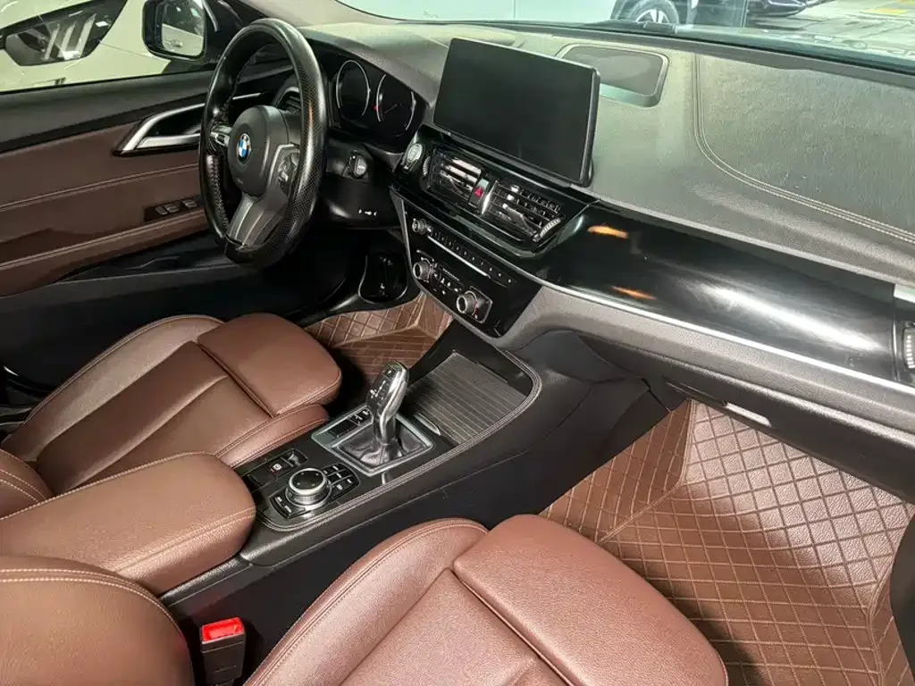 BMW BMW 1 Series 2023 120i M Sport Shadow Edition — Фото автомобиля 13