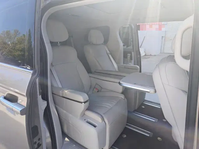 Roewe iMAX8 — Фото автомобиля 13