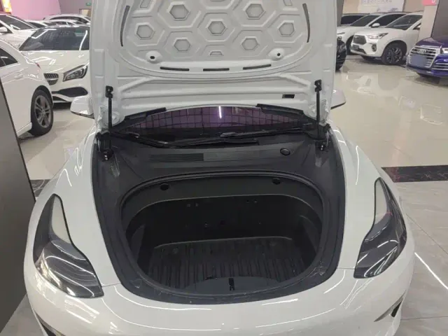 Tesla Model 3 — Фото автомобиля 19