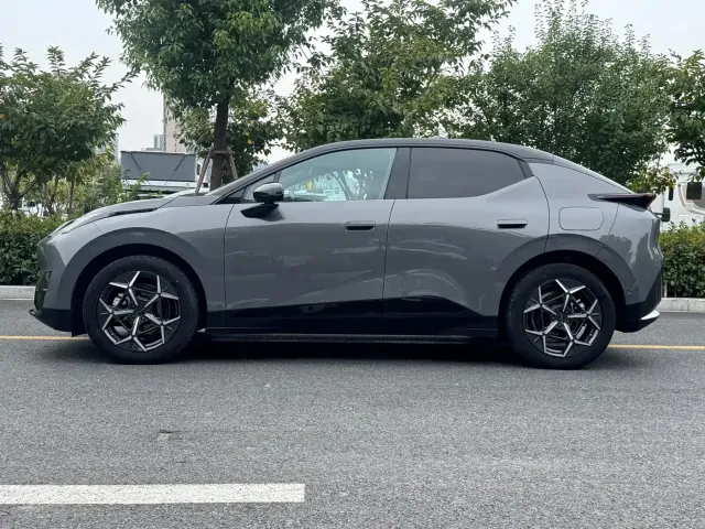 Lynk & Co Z20 — Фото автомобиля 5