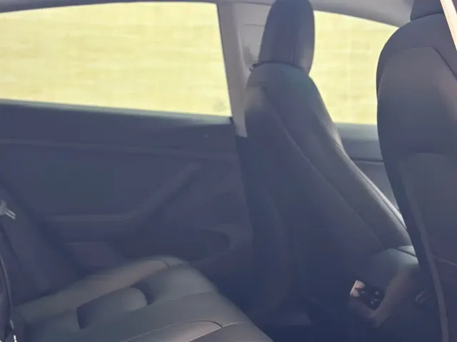 Tesla Model 3 — Фото автомобиля 6