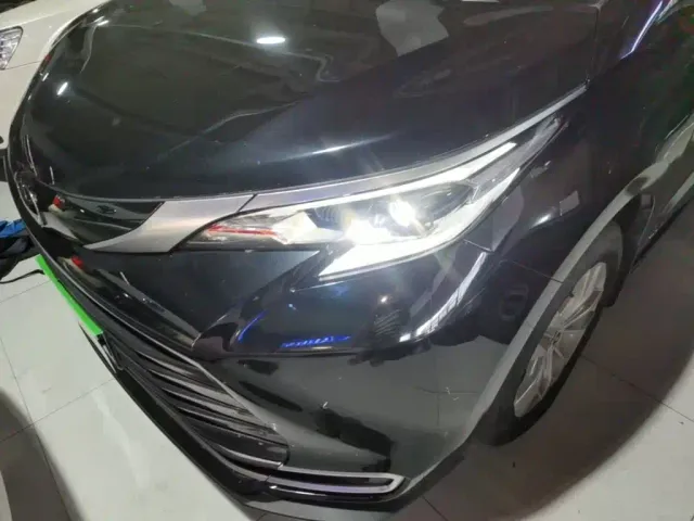 Toyota Sienna — Фото автомобиля 23