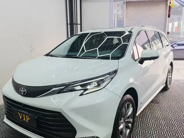 Toyota Sienna — Фото автомобиля 3