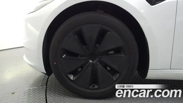 Tesla Model 3 — Фото автомобиля 5