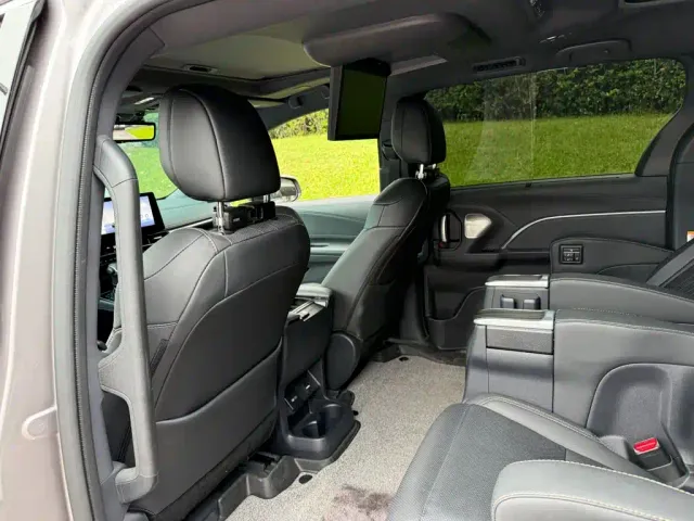 Toyota Sienna — Фото автомобиля 11