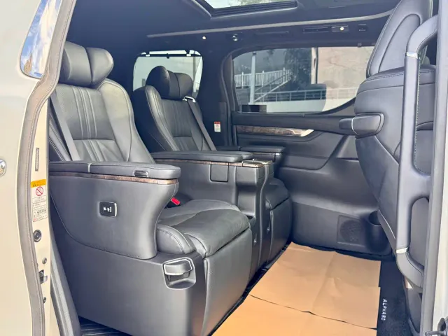 Toyota Alphard — Фото автомобиля 10