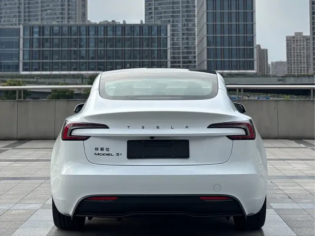 Tesla Model 3 — Фото автомобиля 5