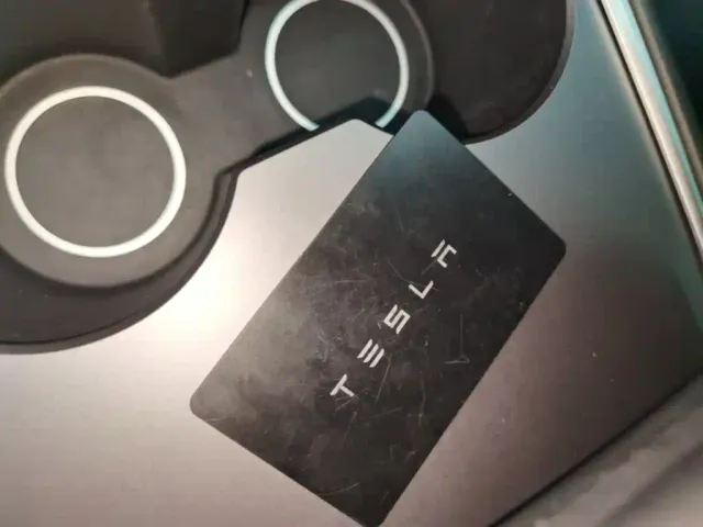 Tesla Model Y — Фото автомобиля 8