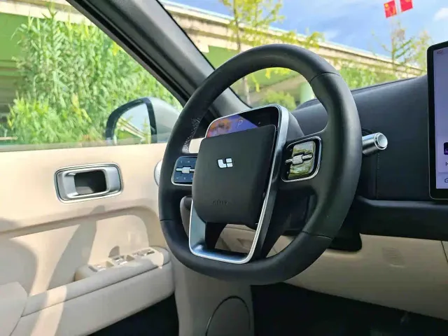 Li Auto L8 — Фото автомобиля 6
