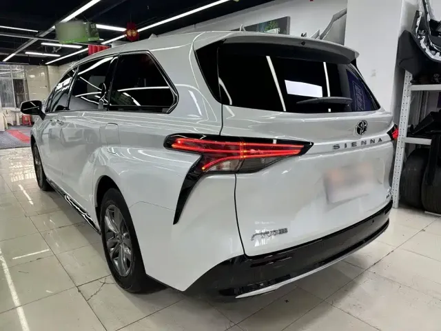 Toyota Sienna — Фото автомобиля 10