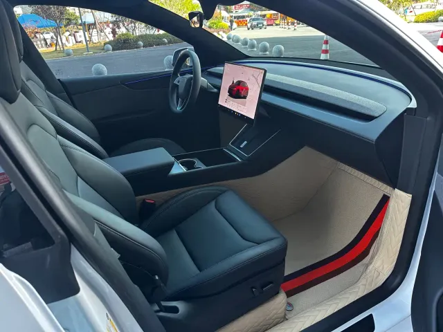 Tesla Model Y — Фото автомобиля 17