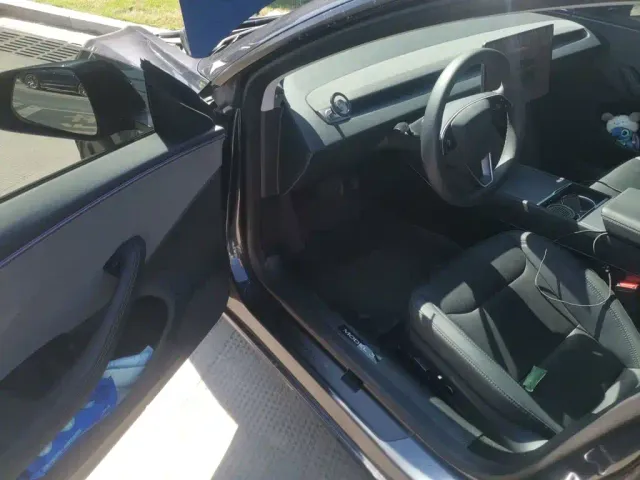 Tesla Model 3 — Фото автомобиля 12