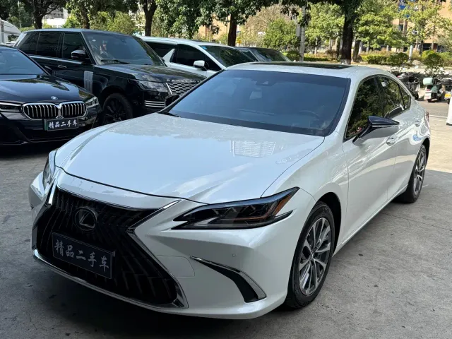 Фотография автомобиля — Lexus ES