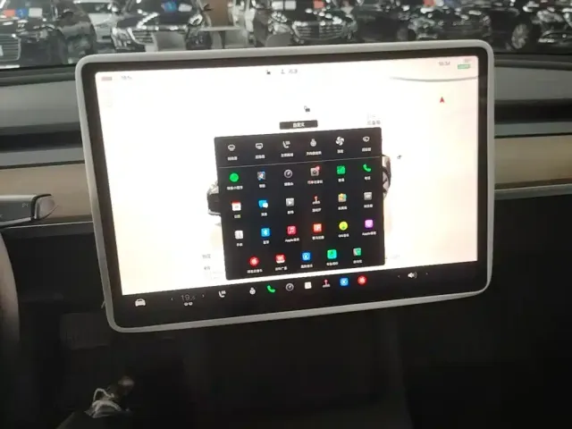 Tesla Model 3 — Фото автомобиля 12