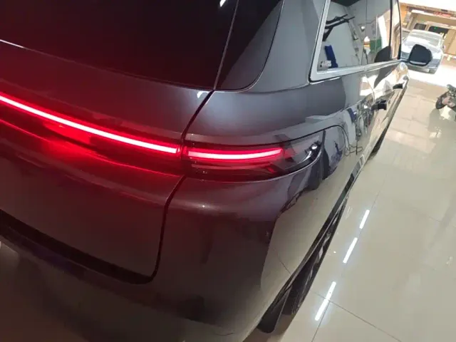 Li Auto L8 — Фото автомобиля 7