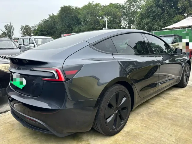 Tesla Model 3 — Фото автомобиля 12