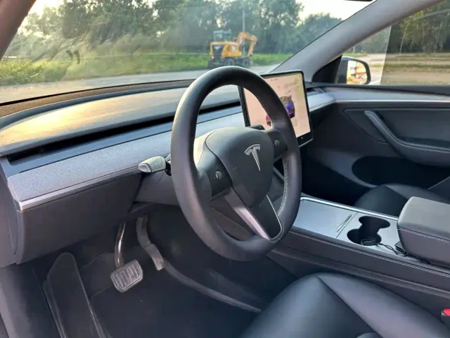 Tesla Model Y — Фото автомобиля 13