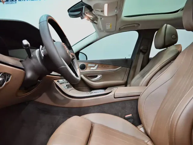 Mercedes-Benz E-Class — Фото автомобиля 19