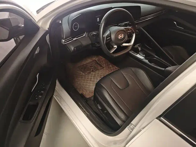 Hyundai Elantra — Фото автомобиля 11